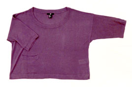 刺しゅうする紫のシンプルセーター